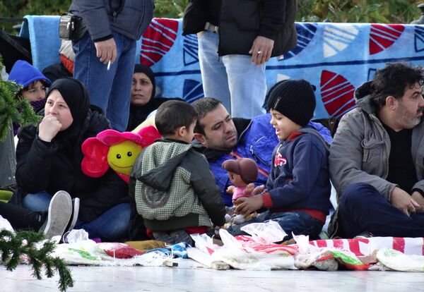 Сирийские беженцы проводят массовую голодовку возле парламента Греции