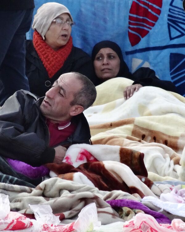 Сирийские беженцы проводят массовую голодовку возле парламента Греции Сирийские беженцы проводят массовую голодовку возле парламента Греции