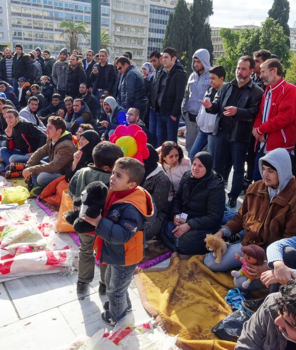 Сирийские беженцы проводят массовую голодовку возле парламента Греции Сирийские беженцы проводят массовую голодовку возле парламента Греции