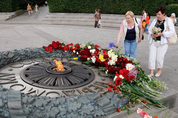 Президент Украины П.Порошенко возложил цветы к Могиле Неизвестного солдата в Киеве