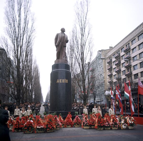 Церемония возле памятника В.И. Ленину в день его рождения