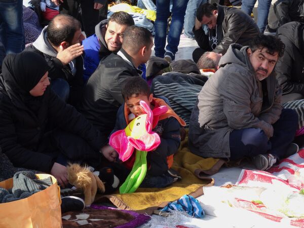 Сирийские беженцы проводят массовую голодовку возле парламента Греции