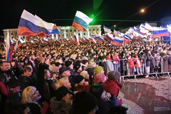 В центре Симферополя проходит праздничный концерт в честь референдума