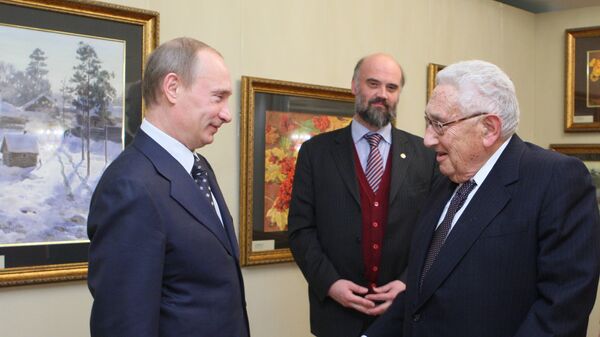 Премьер-министр России В.Путин и экс-госсекретарь США Г.Киссинджер осмотрели выставку акварели