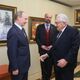Премьер-министр России В.Путин и экс-госсекретарь США Г.Киссинджер осмотрели выставку акварели