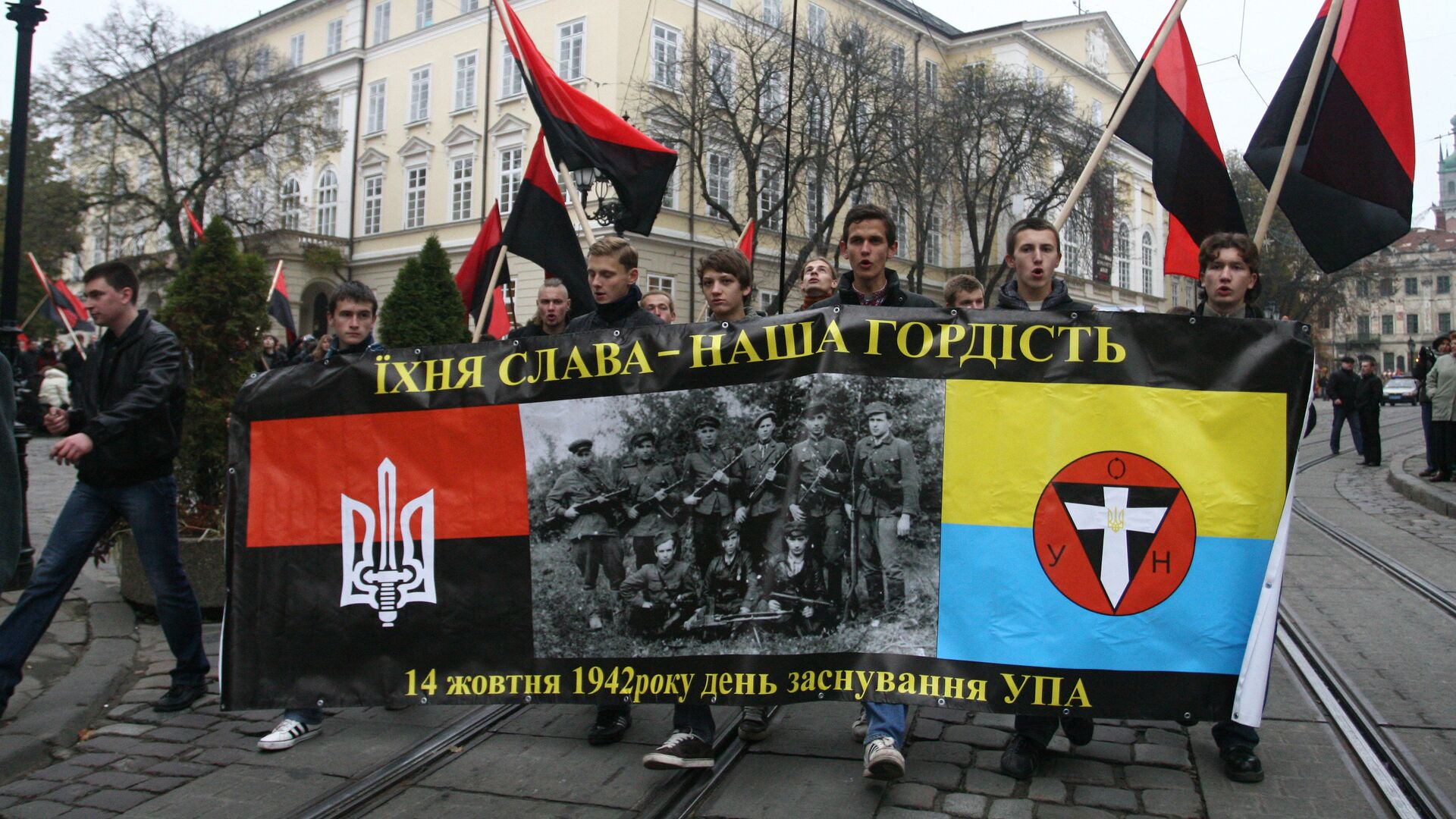 Украинские националисты прошли маршем по центру Львова - РИА Новости, 1920, 26.08.2023