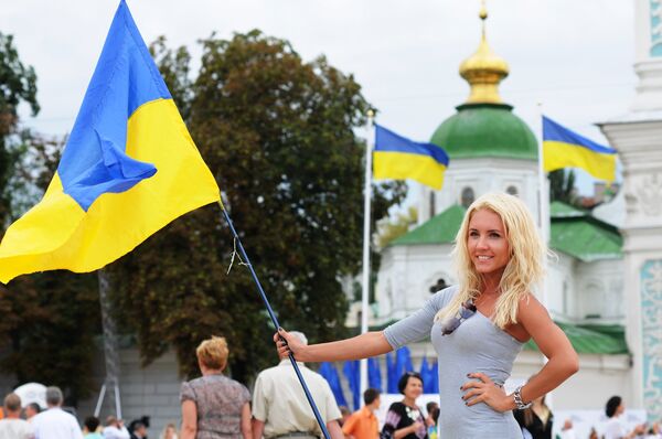 HD видео молодой украинской девушки, получающей качественный минет от Элль Роуз.