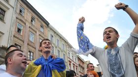 Марш единства болельщиков перед матчем Динамо - Шахтер во Львове Марш единства болельщиков перед матчем Динамо - Шахтер во Львове