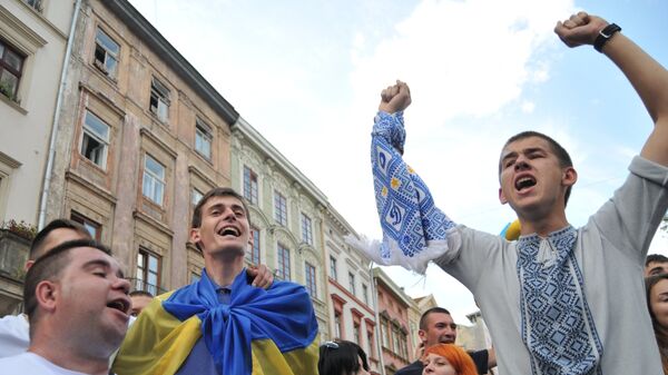 Марш единства болельщиков перед матчем Динамо - Шахтер во Львове