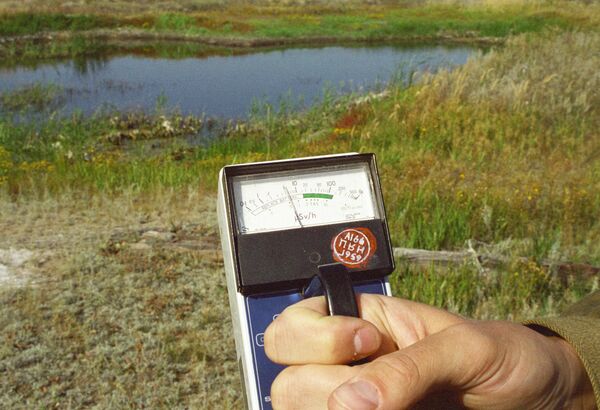 Эколог проверяет уровень радиации