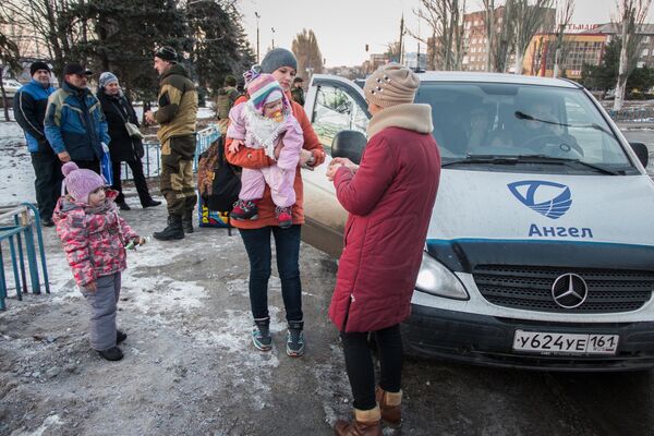 Ополченцы добровольческого миротворческого отряда Ангел эвакуируют беженцев с Донбасса Ополченцы добровольческого миротворческого отряда Ангел эвакуируют беженцев с Донбасса