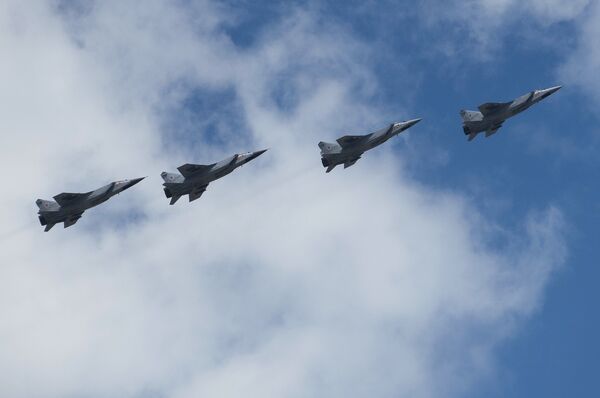 Репетиция воздушной части военного парада в Москве в ознаменование 70-летия Победы в Великой Отечественной войне 1941-1945 годов Репетиция воздушной части военного парада в Москве в ознаменование 70-летия Победы в Великой Отечественной войне 1941-1945 годов