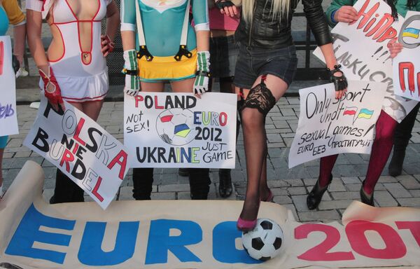 Участницы женского движения FEMEN провели акцию Евро 2012 - без проституции!