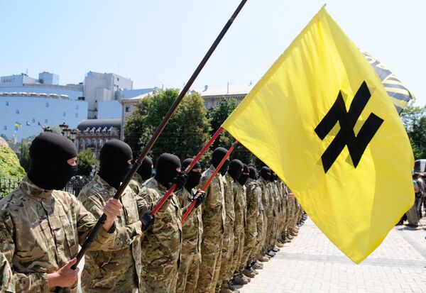 Бойцы батальона “Азов” приняли присягу в Киеве перед отправкой на Донбасс Бойцы батальона “Азов” приняли присягу в Киеве перед отправкой на Донбасс