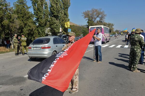 Активисты заблокировали автотрассу у поселка Чонгар на границе Украины и Крыма Активисты заблокировали автотрассу у поселка Чонгар на границе Украины и Крыма