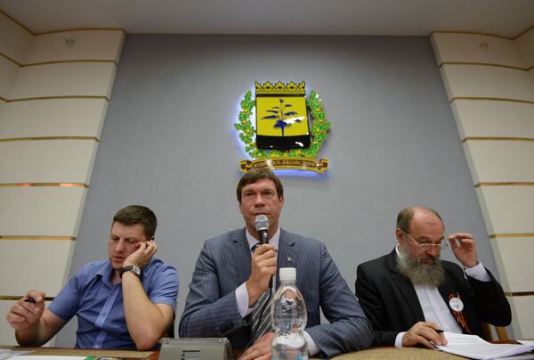 В Донецке прошла первая сессия парламента Союза народных республик (СНР) В Донецке прошла первая сессия парламента Союза народных республик (СНР)