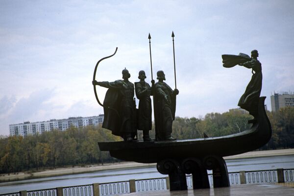 Брат киев. Памятник основателям матери городов русских.. Дева.Лыбедь. Брат щека и Хорива 3 буквы. Город кия щека и Хорива 4 буквы сканворд.