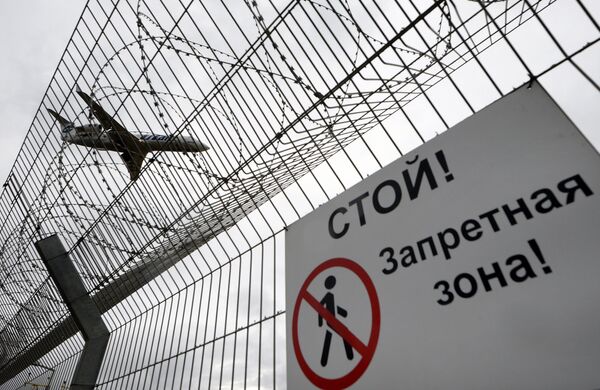 Самолет авиакомпании ЮТэйр заходит на посадку в аэропорту Внуково