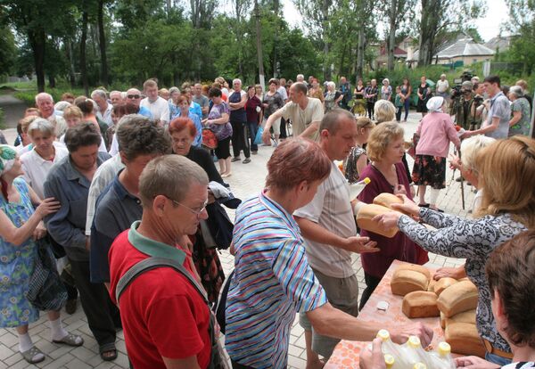 Раздача гуманитарной помощи в Донецке