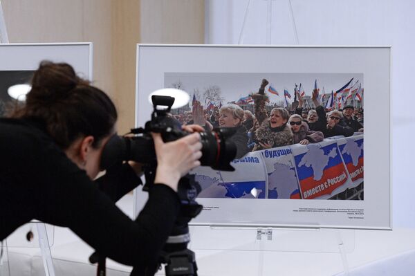 Открытие фотовыставки, посвященной годовщине воссоединения Крыма с Россией, в Москве