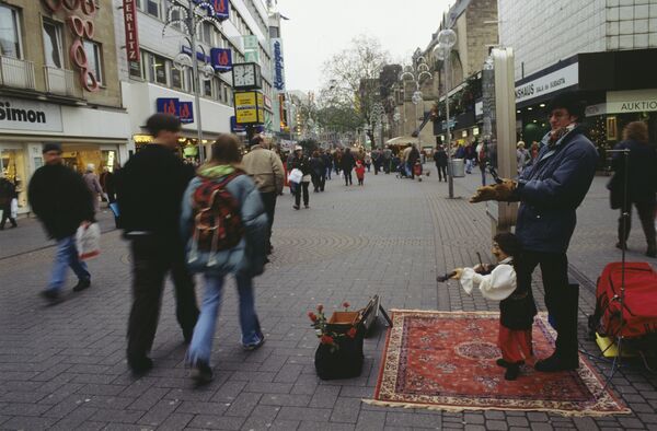 Музыкант на пешеходной улице в Кельне