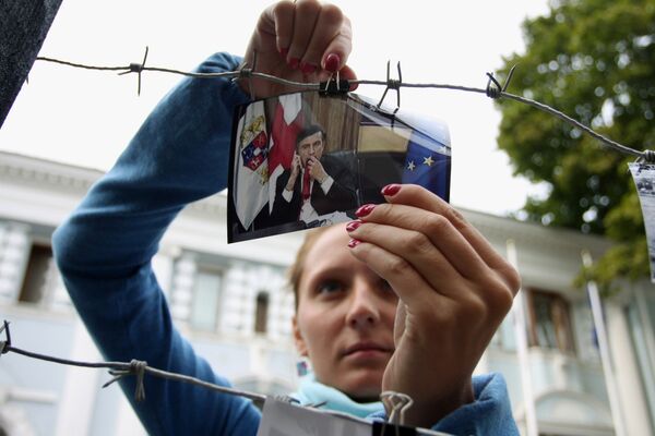 Активисты движения Наши провели акцию Не забудем, не простим у посольства Эстонии