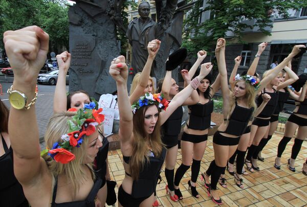 Акция движения FEMEN на площади Независимости в Киеве