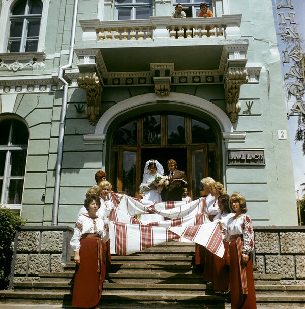 Вход во Дворец бракосочетания Вход во Дворец бракосочетания