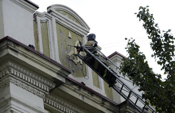 Снятие герба Украины с фасада предприятия КП Вода Донбасса Снятие герба Украины с фасада предприятия КП Вода Донбасса