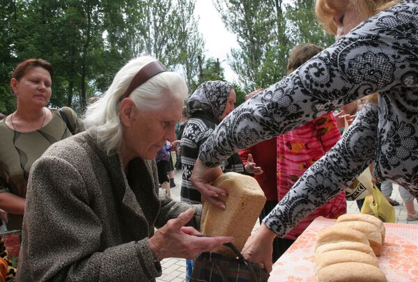 Раздача гуманитарной помощи в Донецке