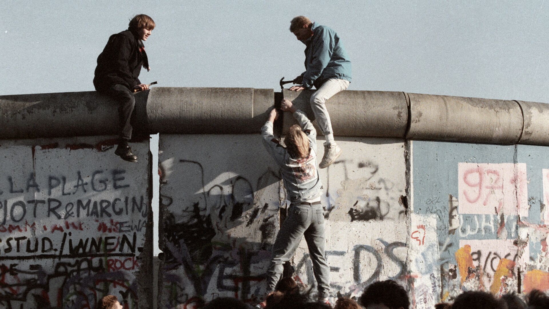 Жители ГДР ломают Берлинскую стену - РИА Новости, 1920, 03.10.2019