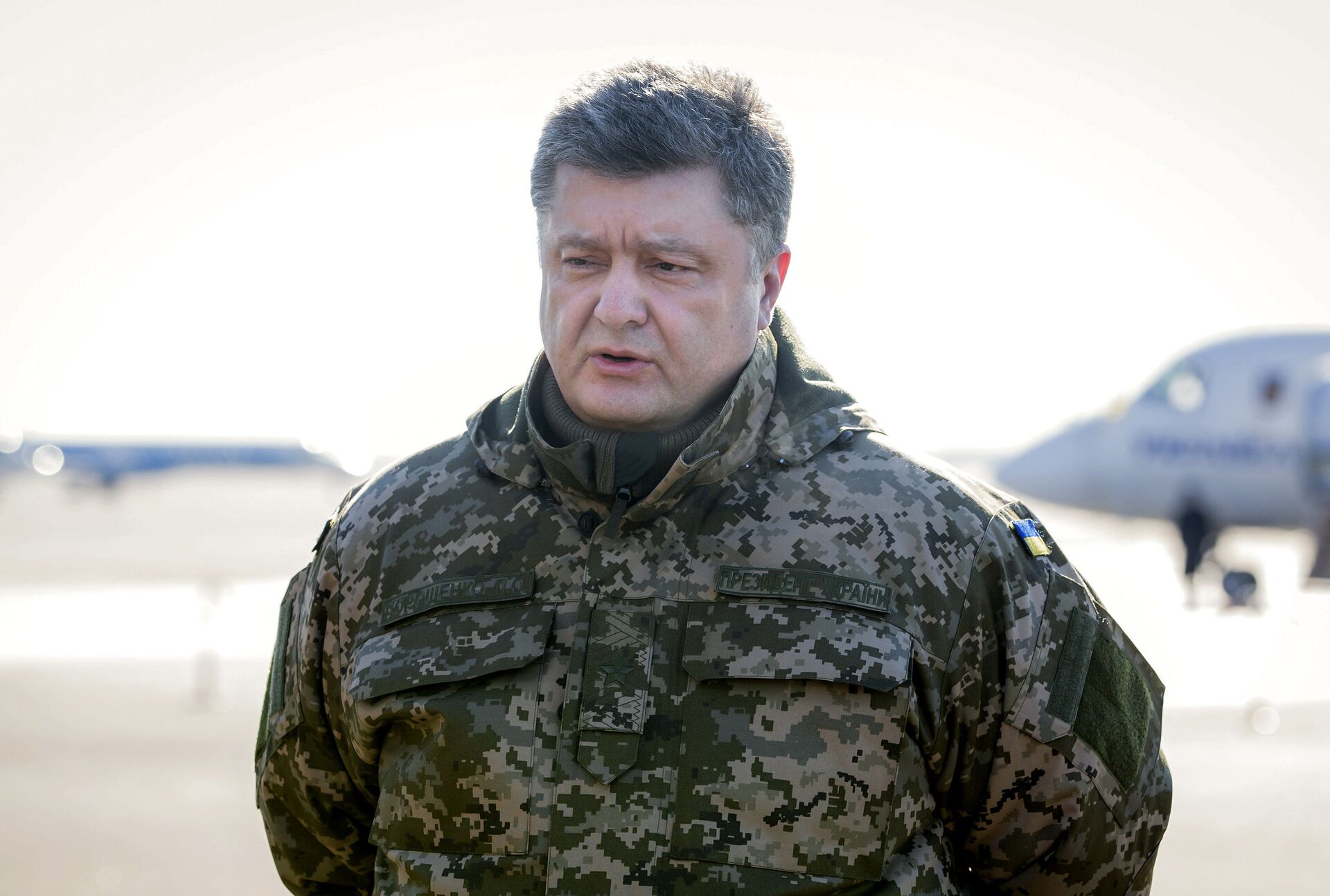Президент Украины П.Порошенко перед вылетом в зону силовой операции - РИА Новости, 1920, 11.03.2022