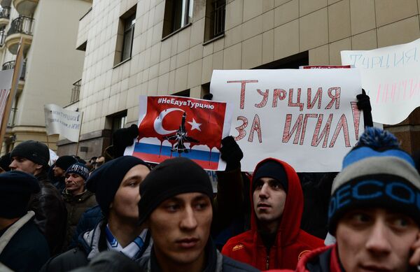 Акция протеста в Москве против действий ВВС Турции