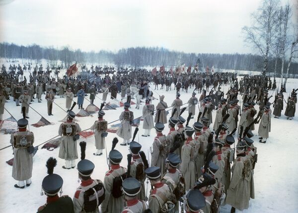Перед Кутузовым склоняют французские знамена, сцена из кинофильма Война и мир