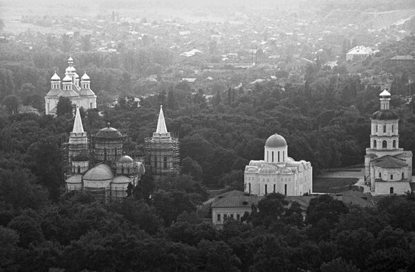 Борисоглебский собор – XII век (в центре), в городе-музее Чернигове Борисоглебский собор – XII век (в центре), в городе-музее Чернигове