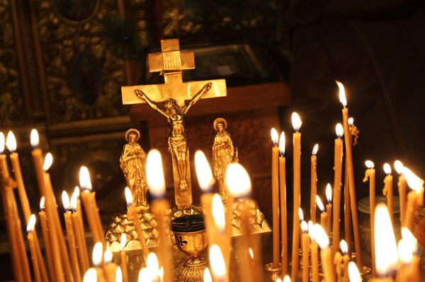 Распятие и свечи