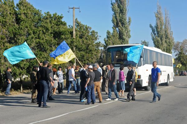 Активисты заблокировали автотрассу у поселка Чонгар на границе Украины и Крыма Активисты заблокировали автотрассу у поселка Чонгар на границе Украины и Крыма