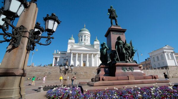 Финляндия. Хельсинки. Памятник императору Александру II и Кафедральный собор