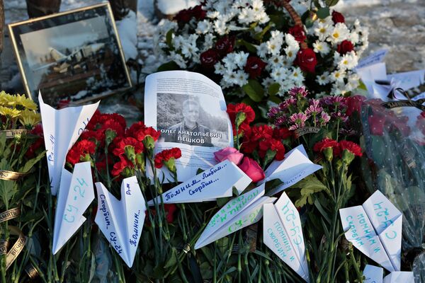 Жители несут цветы к памятнику авиаторам в Липецке Жители несут цветы к памятнику авиаторам в Липецке