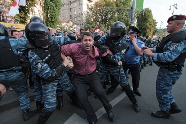 Разгон сторонников экс-премьера Украины Ю. Тимошенко на Крещатике в Киева Разгон сторонников экс-премьера Украины Ю. Тимошенко на Крещатике в Киева