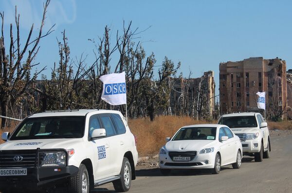 Сотрудники миссии ОБСЕ в одном из районов города Донецка Сотрудники миссии ОБСЕ в одном из районов города Донецка