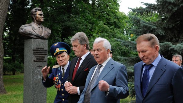Экс-президенты Украины почтили память жертв войны Экс-президенты Украины почтили память жертв войны