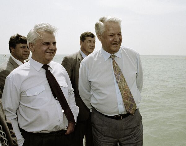 Ельцин и Кравчук прогуливаются