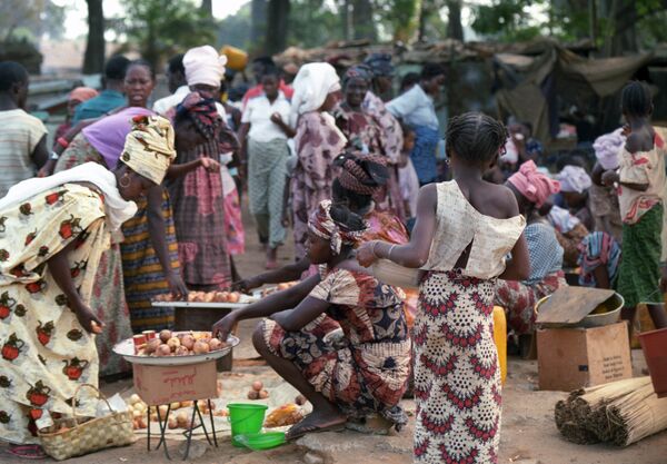 На рынке в рыбном порту Булобине