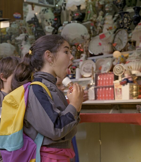 У витрины магазина