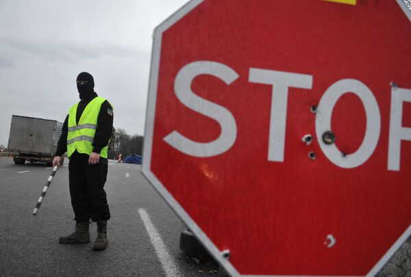 Украинские активисты блокируют движение российских фур во Львовской области Украинские активисты блокируют движение российских фур во Львовской области
