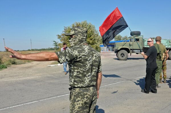 Активисты заблокировали автотрассу у поселка Чонгар на границе Украины и Крыма Активисты заблокировали автотрассу у поселка Чонгар на границе Украины и Крыма