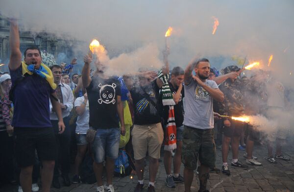 Марш единства болельщиков перед матчем Динамо - Шахтер во Львове Марш единства болельщиков перед матчем Динамо - Шахтер во Львове