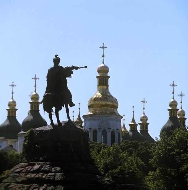 Вид на памятник Богдану Хмельницкому и Софийский собор