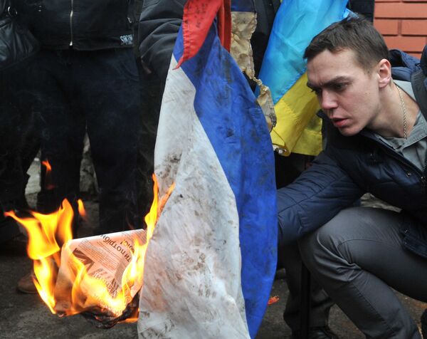 Сжигать украинцев. Украинцы избивают русских. Русские сжигают флаг Украины.
